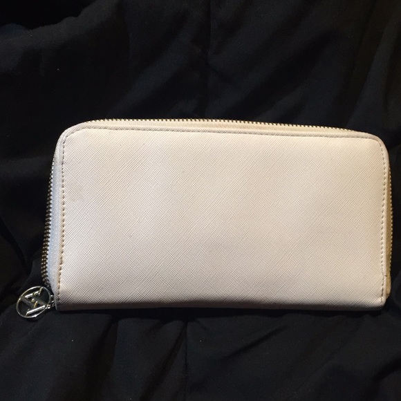 White wallet - Picture 2 of 3